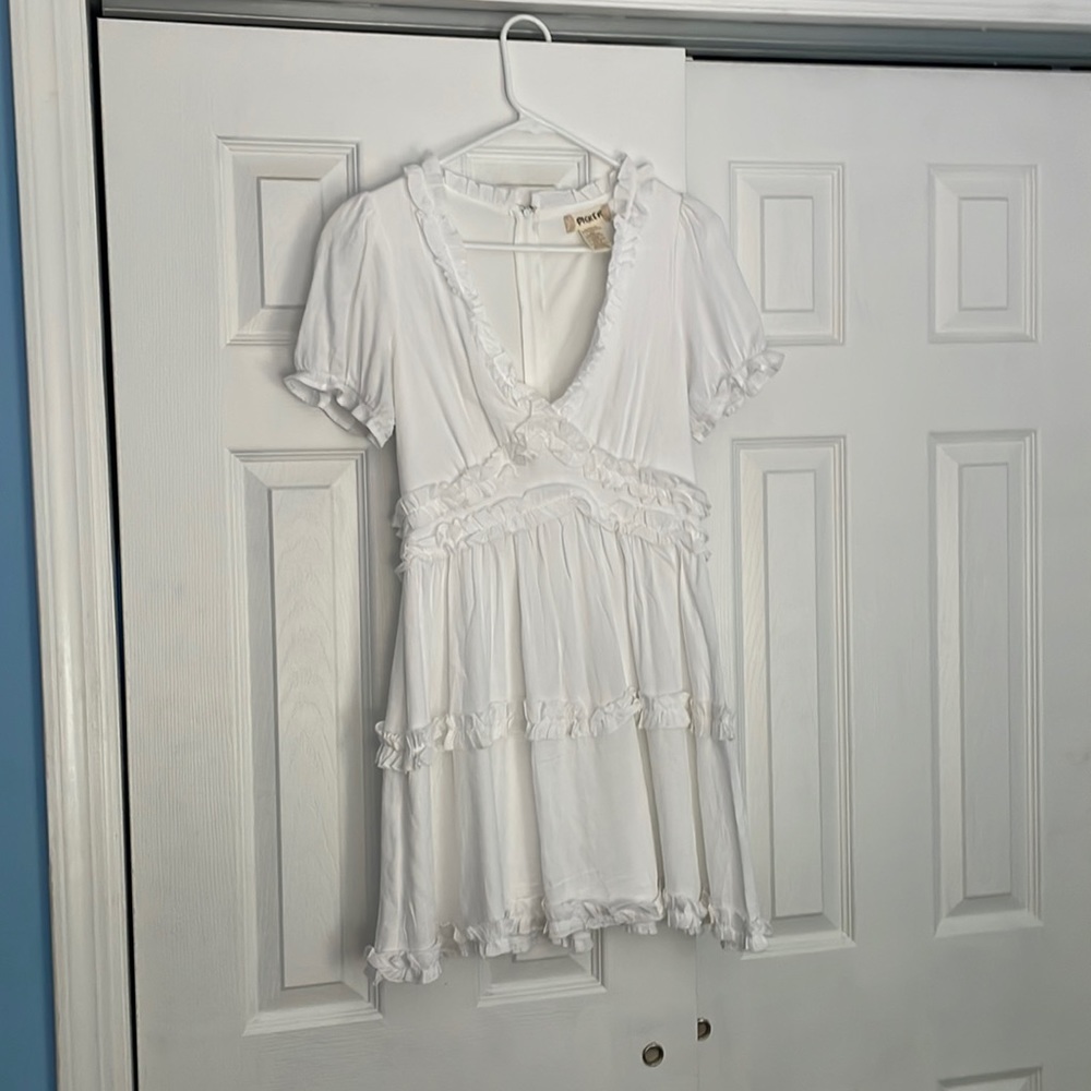 Short sleeve white mini dress, size 4, little ruffle v neck zipper back
